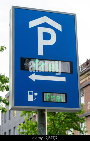 Tablero de información de un aparcamiento de varios pisos, indicando la disponibilidad también para las estaciones de carga de coches eléctricos, en Münster, NRW, Alemania. Foto de stock