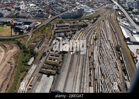 Ciudad del Cabo, Sudáfrica. 2022. Vista aérea de los trenes y de las vías férreas en el distrito sudeste de Ciudad del Cabo. Foto de stock