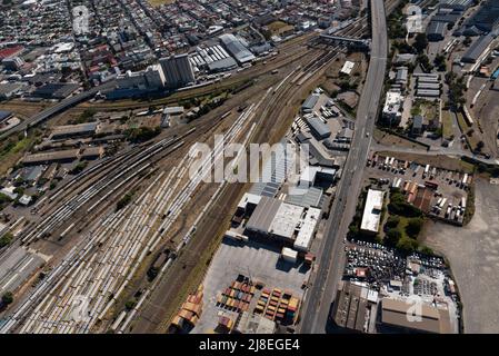 Ciudad del Cabo, Sudáfrica. 2022. Vista aérea de los trenes y de las vías férreas en el distrito sudeste de Ciudad del Cabo. Foto de stock