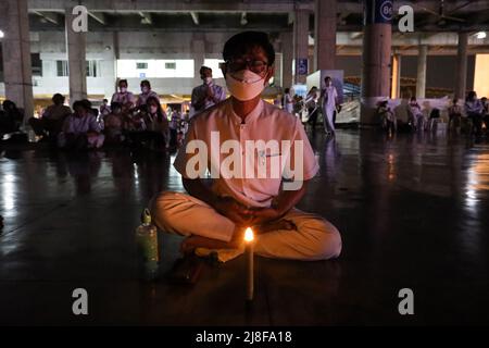 Pathum Thani, Tailandia. 15th de mayo de 2022. La gente medita durante la ceremonia Vesak en el estadio de meditación. (Foto de Adirach Toumlamoon/Pacific Press) Crédito: Pacific Press Media Production Corp./Alamy Live News Foto de stock