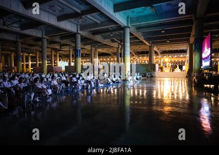 Pathum Thani, Tailandia. 15th de mayo de 2022. La gente medita durante la ceremonia Vesak en el estadio de meditación. (Foto de Adirach Toumlamoon/Pacific Press) Crédito: Pacific Press Media Production Corp./Alamy Live News Foto de stock