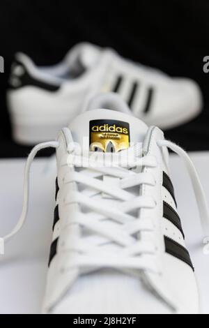 Serbia - 16 de de 2022 : Adidas Superstar original sneakers blancas. y modas en Belgrado, Serbia Fotografía de stock - Alamy