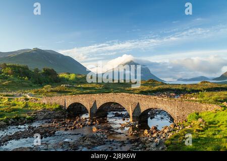 El famoso Sligachan Old Bridge mirando hacia la cordillera de Cuillin, Isla de Skye, Highlands, Escocia