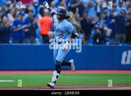 Toronto Canada 16 05 22 Toronto Blue Jays Tercer Baseman Matt Chapman 26 Se Mueve Rapidamente Fuera Del Camino Como El Primer Baseman De Toronto Blue Jays Vladimir Guerrero Jr 27 Accidentalmente Bate Sportsnet Aos