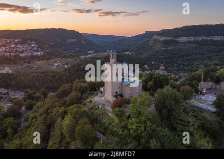 Catedral patriarcal de la Santa Ascensión del Señor en la zona de la fortaleza de Tsarevets en la ciudad de Veliko Tarnovo, Bulgaria Foto de stock