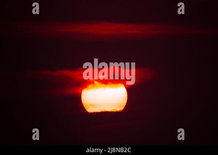 Romántico, rojo sangre puesta de sol con nubes Foto de stock