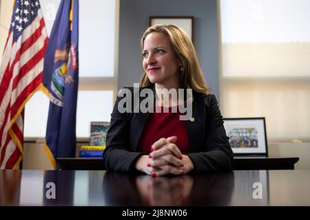 La Secretaria de Estado de Michigan, Jocelyn Benson, posó para un retrato en su oficina en Detroit, Michigan, EE.UU., el 17 de mayo de 2022. REUTERS/Emily Elconin