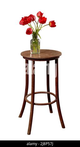 Jarrón con flores sobre mesa de madera. Mesa redonda oscura con tulipanes  rojos aislados sobre blanco Fotografía de stock - Alamy