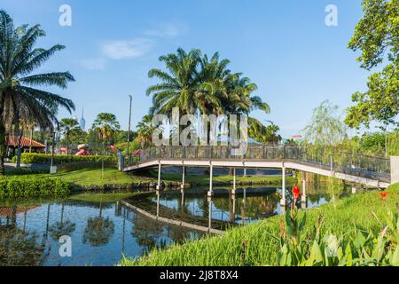 Kuala Lumpur, Malasia - Mayo 17,2022 : Hermosa vista panorámica de los Jardines del Lago Tititwangsa en Malasia, la gente puede ver explorando alrededor de él. Foto de stock