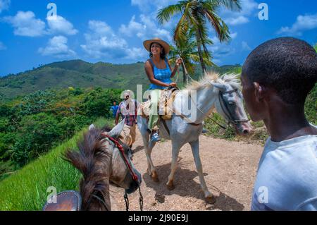 Los turistas viajan a la cascada Cascada el Limon, Reading Terrenas, península de Samana, República Dominicana Foto de stock