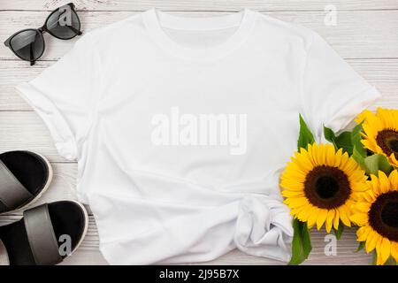 Mujer con una camiseta amarilla sobre un fondo blanco. espacio para texto