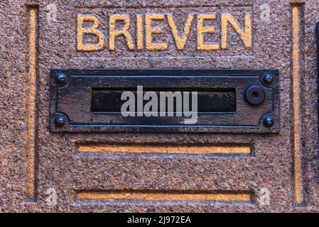Ámsterdam, Países Bajos, mayo de 2022. Letterbox vintage en la fachada del edificio. Fotografías de alta calidad Foto de stock