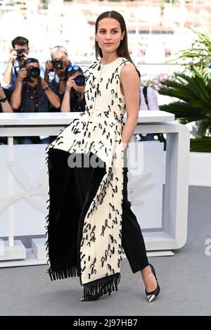 Cannes 2022 : Alicia Vikander, « j'aime m'immerger complètement dans mes  rôles » 