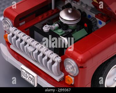 Tambov, Federación Rusa - 03 de enero de 2022 Lego Pickup Truck con su capó abierto y su motor visible. Primer plano Foto de stock