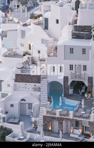 Oia, Grecia - 11 de mayo de 2021 : Vista panorámica de un impresionante hotel encalado con piscinas en Oia Santorini Foto de stock
