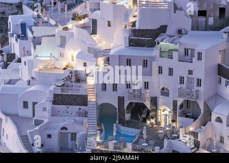 Oia, Grecia - 11 de mayo de 2021 : Vista panorámica de un impresionante hotel encalado con piscinas en Oia Santorini Foto de stock