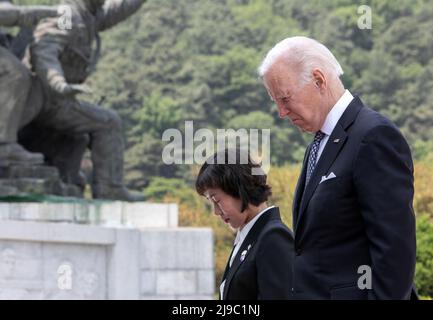 Seúl, Corea del Sur. 21st de mayo de 2022. El Presidente de los Estados Unidos, Joe Biden, visita el Cementerio Nacional de Seúl, Corea del Sur, el 21 de mayo de 2022. Ese es el primer viaje de Biden a Asia como presidente, que se extiende hasta el martes y también incluye a Japón. (Foto de Yong-ho Lee/Pool/Sipa USA) Crédito: SIPA USA/Alamy Live News Foto de stock