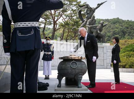 Seúl, Corea del Sur. 21st de mayo de 2022. El Presidente de los Estados Unidos, Joe Biden, visita el Cementerio Nacional de Seúl, Corea del Sur, el 21 de mayo de 2022. Ese es el primer viaje de Biden a Asia como presidente, que se extiende hasta el martes y también incluye a Japón. (Foto de Yong-ho Lee/Pool/Sipa USA) Crédito: SIPA USA/Alamy Live News Foto de stock