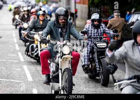 USO EDITORIAL SOLAMENTE los ciclistas al inicio de la carrera anual de caballeros distinguidos de 11th en Edimburgo, un evento global que reúne a la comunidad de motocicletas, a través de 107 países, para recaudar fondos para la caridad de salud masculina Movember. Fecha de la foto: Domingo 22 de mayo de 2022. Foto de stock