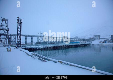 El puerto en el antiguo asentamiento soviético de minería de carbón de Pyramiden en Svalbard. Pyramiden fue cerrado en 1998 y fue abandonado en gran medida. Los mineros procedían principalmente de la región de Donbas, en el este de Ucrania. Foto de stock