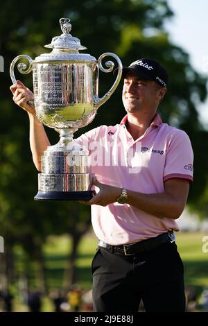 Justin Thomas posará con el trofeo después de ganar el Campeonato PGA en Southern Hills Country Club en Tulsa, Oklahoma, el domingo 22 de mayo de 2022. Foto de Kyle Rivas/UPI Foto de stock