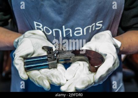 https://l450v.alamy.com/450ves/2j9fdr0/londres-uk-23-de-mayo-de-2022-un-par-fino-de-pistolas-de-accion-de-toque-de-54-calibre-flintlock-box-lock-over-and-under-de-w-parker-holborn-londres-circa-1800-con-barriles-de-apagado-reblanqueado-numerados-de-1-a-4-y-cada-uno-grabado-con-una-banda-de-follaje-alrededor-del-hocico-y-el-breech-est-1800-2200-paul-quezada-neiman-alamy-live-news-2j9fdr0.jpg