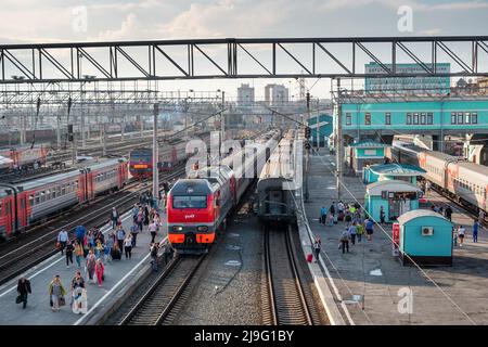 Estación Novosibirsk-Glavny en la ciudad de Novosibirsk, una parada importante a lo largo del Ferrocarril Transiberiano y una de las estaciones más grandes de Rusia. Foto de stock