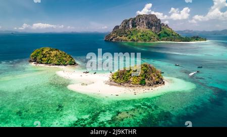 Isla Thale Waek en Krabi, Tailandia, con playas de arena blanca y aguas tropicales de color azul turquesa rodeadas de arrecifes de coral y la isla Ko Poda en el dist Foto de stock