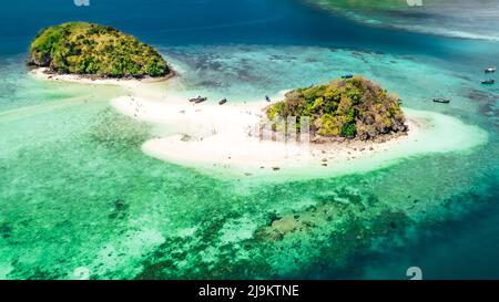 Isla Thale Waek en Krabi, Tailandia, con playas de arena blanca y aguas tropicales de color azul turquesa rodeadas de arrecifes de coral durante un día soleado Foto de stock