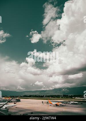 Aeropuerto de Ginebra, Suiza. Aviones y vehículos de servicio se encuentran en la pista de aterrizaje y la autopista de rodaje del aeropuerto de Ginebra en Suiza.