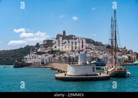 Ibiza, Eivissa, Leuchtturm, Segelboot, Dalt Vila, Balearen, español, Europa Foto de stock