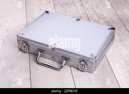 Maleta metálica sobre fondo blanco, maletín metálico Fotografía de stock -  Alamy