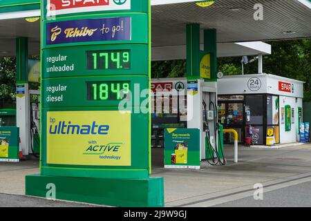 Hornchurch, Essex, Reino Unido. 25th de mayo de 2022. Los precios del combustible son récord. Los precios medios de la gasolina han superado por primera vez los £1,70 por litro, mientras que el diesel también alcanzó un máximo récord de 181,4p por litro. Crédito: Marcin Rogozinski/Alamy Live News Foto de stock