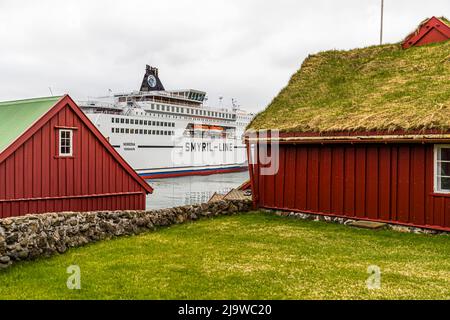 El ferry Norröna de la línea Smyril está amarrado en el puerto de Tórshavn, en las Islas Feroe Foto de stock