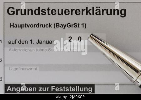 Nuremberg, Alemania - Mai 17, 2022: Formulario del impuesto sobre la propiedad (en alemán: Grundsteuererklärung). Foto de stock