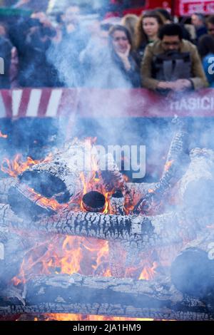 PRAGA, REPÚBLICA CHECA - 30 DE ABRIL de 2022: Fogata en el festival Carodejnice o noche de quema de brujas en Mala Strana