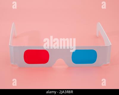 Gafas de papel rojas y azules para ver 3D películas e imágenes.
