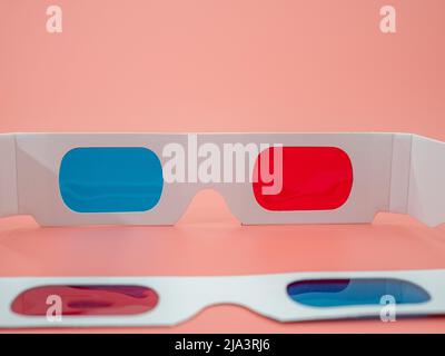 Gafas de papel rojas y azules para ver 3D películas e imágenes.