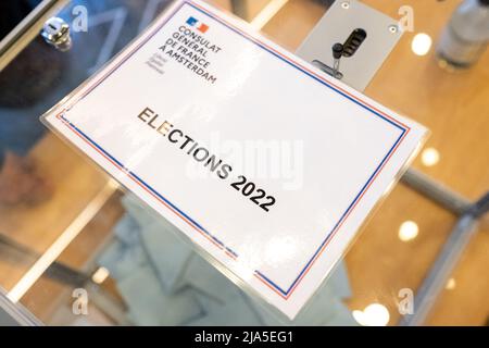 Mesa de votación para los franceses que viven en el extranjero para la segunda ronda de las elecciones presidenciales francesas. Ámsterdam. Foto de stock