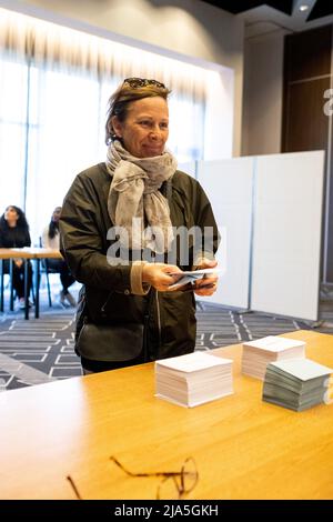 Mesa de votación para los franceses que viven en el extranjero para la segunda ronda de las elecciones presidenciales francesas. Ámsterdam. Foto de stock