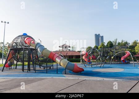 Vista escénica de la zona de juegos para niños pequeños en los jardines del lago Titiwangsa, Kuala Lumpur, Malasia. Foto de stock