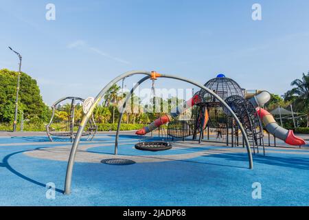 Vista escénica de la zona de juegos para niños pequeños en los jardines del lago Titiwangsa, Kuala Lumpur, Malasia. Foto de stock
