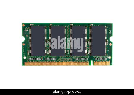 Memoria RAM. Chip de cerca. Macro disparo RAM. Circuito del calculador aislado sobre fondo blanco. Memoria operativa aislada para ordenador portátil o portátil. Foto de stock