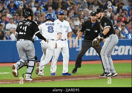 During a rundown, Chicago White Sox player Jerry Dybzinski (20