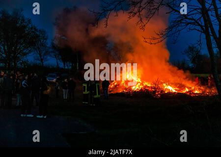 Mayo fuego en la noche Walpurgis, la tradición en muchos pueblos y organizado por los bomberos voluntarios Foto de stock