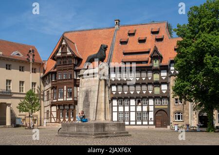 Braunschweig, „Braunschweiger Löwe“ (Kopie) auf dem Burgplatz, dahinter das Veltheimsches Haus und das Huneborstelsches Haus Foto de stock