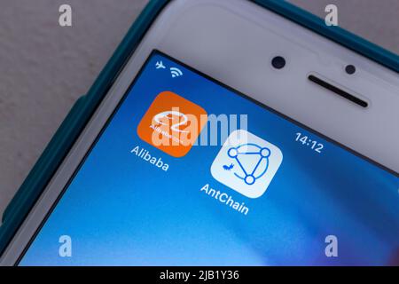 Iconos de primer plano del gigante tecnológico chino Alibaba.com (Alibaba) y AntChain en la pantalla del iPhone. AntChain es el brazo tecnológico de blockchain de Ant Group Foto de stock