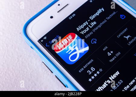 Kumamoto, JAPÓN - Ene 20 2022 : Logo de Alipay, una plataforma china de pago móvil y online establecida por Alibaba Group, en App Store en un iPhone. Foto de stock