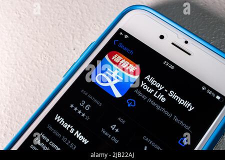 Kumamoto, JAPÓN - Ene 20 2022 : Logo de Alipay, una plataforma china de pago móvil y online establecida por Alibaba Group, en App Store en un iPhone. Foto de stock