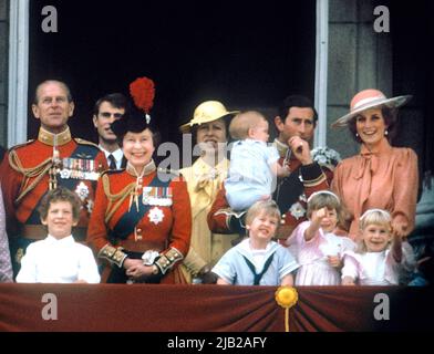Foto del archivo fechada el 15/06/1985 del Príncipe de Gales sosteniendo al Príncipe Harry con la Princesa de Gales (derecha)el Príncipe Guillermo (delante 3rd izquierda), el Duque de Edimburgo (izquierda), el Príncipe Eduardo (2nd izquierda), la Reina Isabel II (3rd izquierda) y la Princesa Ana (4th izquierda) en el balcón del Palacio de Buckingham, Londres para ver el vuelo pasado, siguiendo Trooping the Color. El Príncipe Luis lleva hoy un traje similar al de su padre de 1985. Fecha de emisión: Jueves 2 de junio de 2022. Foto de stock
